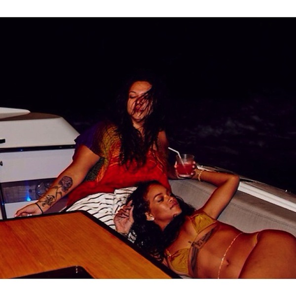 PHOTOS Of Sexy Rihanna Paddle Boarding 5