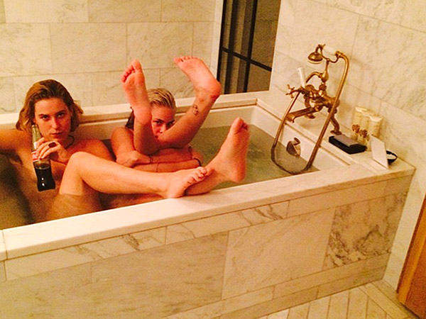 Tallulah-Willis-Takes-A-Bath-With-Her-Sister.jpg