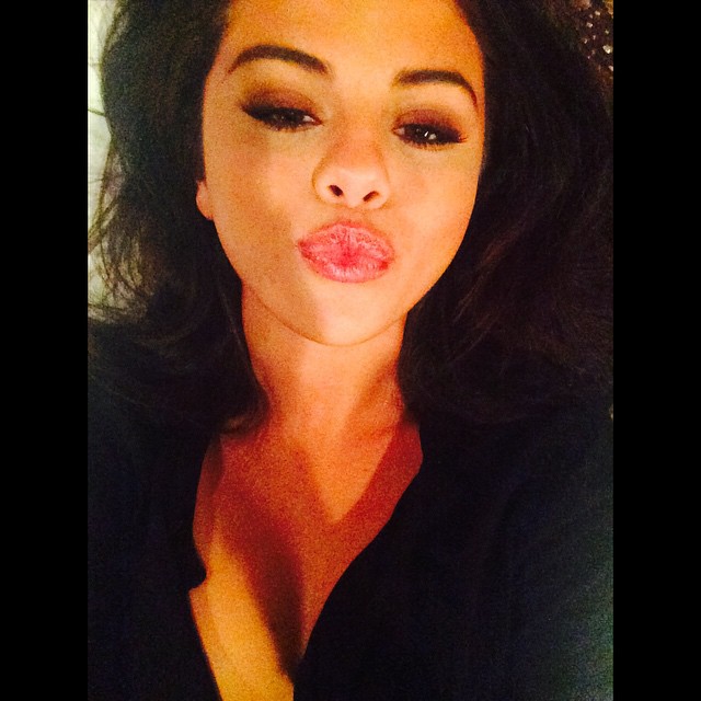 Selena-Gomez-Kiss