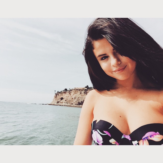 Selena_Gomez-Bikini
