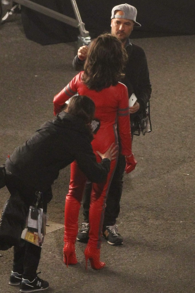 Penelope_Cruz_plays_a_policewoman_on_the_set_of__Zoolander_2__in_Rome_April_25-2015_038