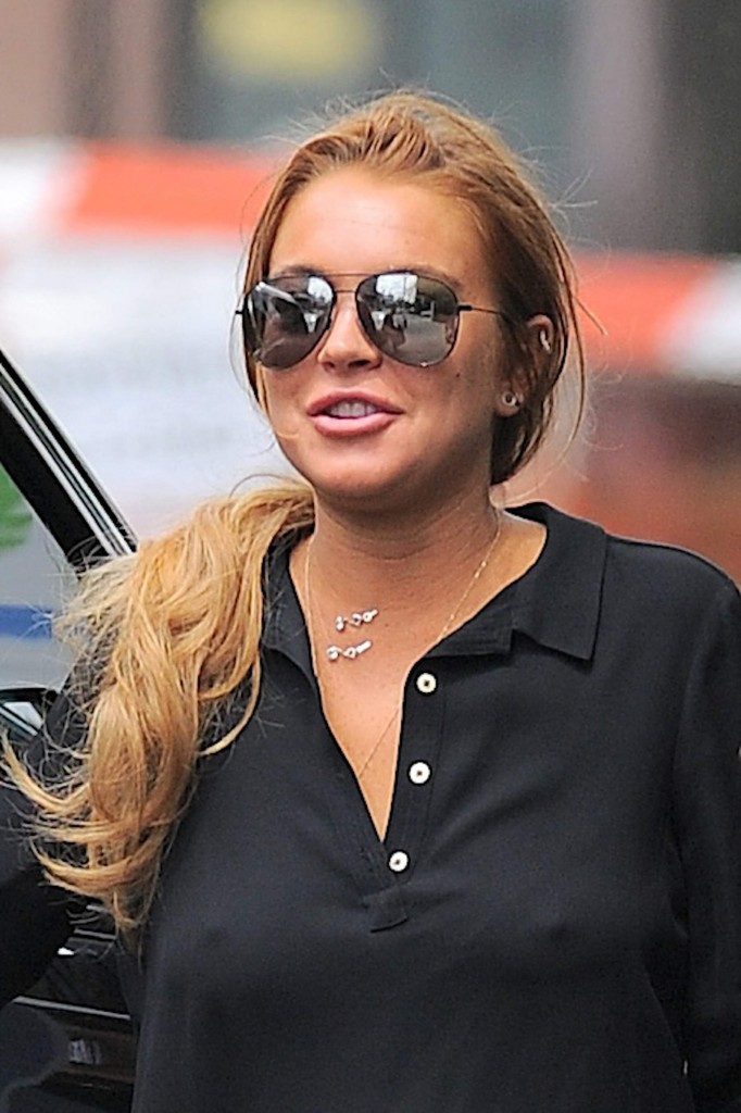 Lindsay_Lohan_arrives_to_New_York_to_complete_her_community_service_May_12-2015_004