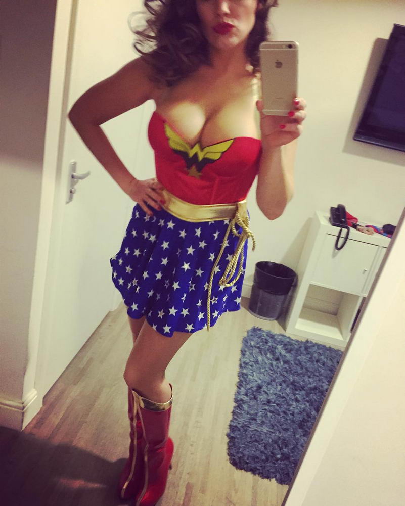 Kelly_Brook_-_As_Wonder_Woman_on_the_Set_of_Keith___Paddy_Show___January_2016_003