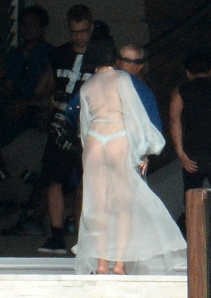 Rihanna Naked On Set Of A Music Video Of The Day