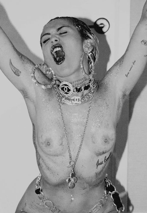 Miley-Cyrus-Topless