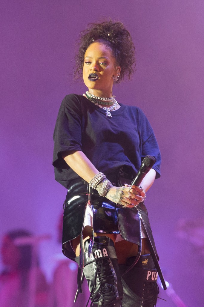 Rihanna_at_V_Festival