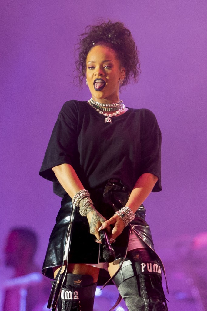 Rihanna_at_V_Festival_06