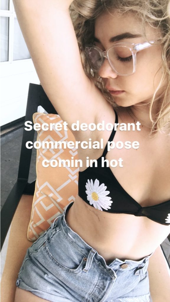 Sarah Hyland from Modern Family is Showing her Armpit in a Selfie 