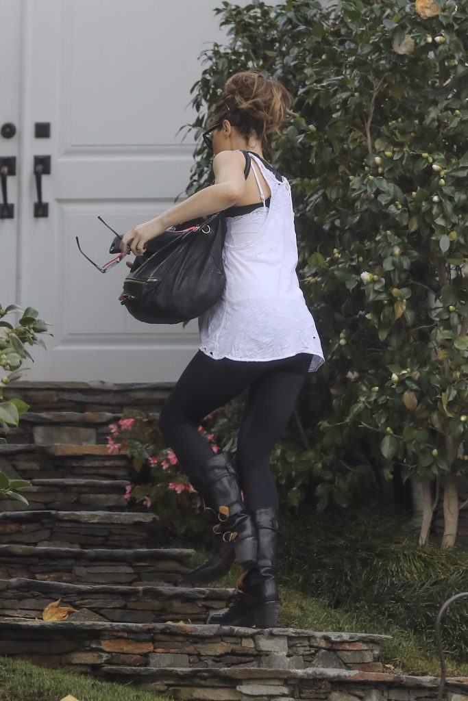 Kate Beckinsale's Mom Ass in Leggings
