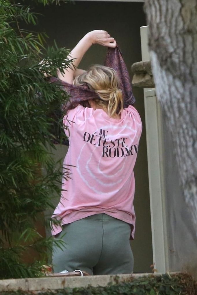 Kirsten Dunst in a Pink t shirt 
