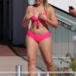 iskra lawrence holds up her tits with both hands