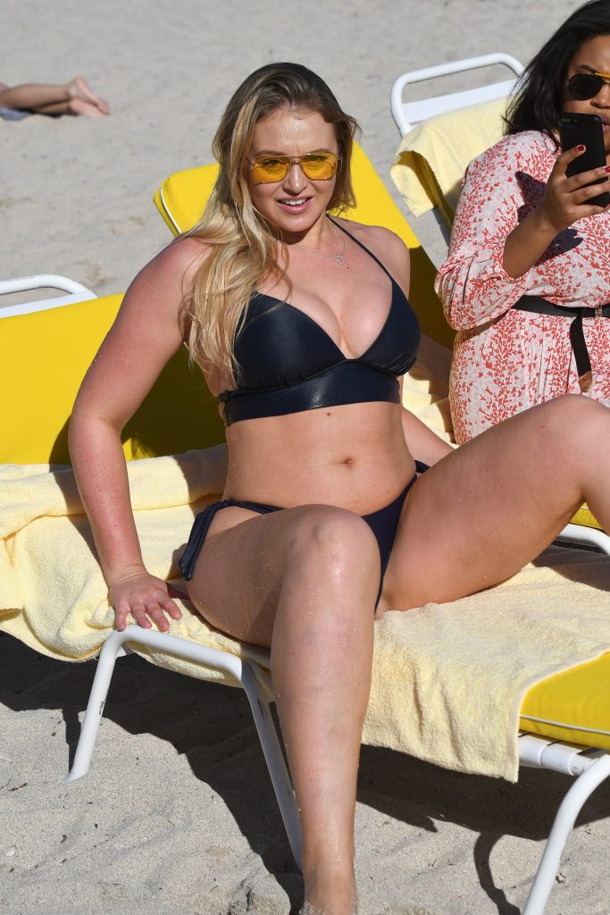 iskra lawrence spreading her legs on the beach in a bikini