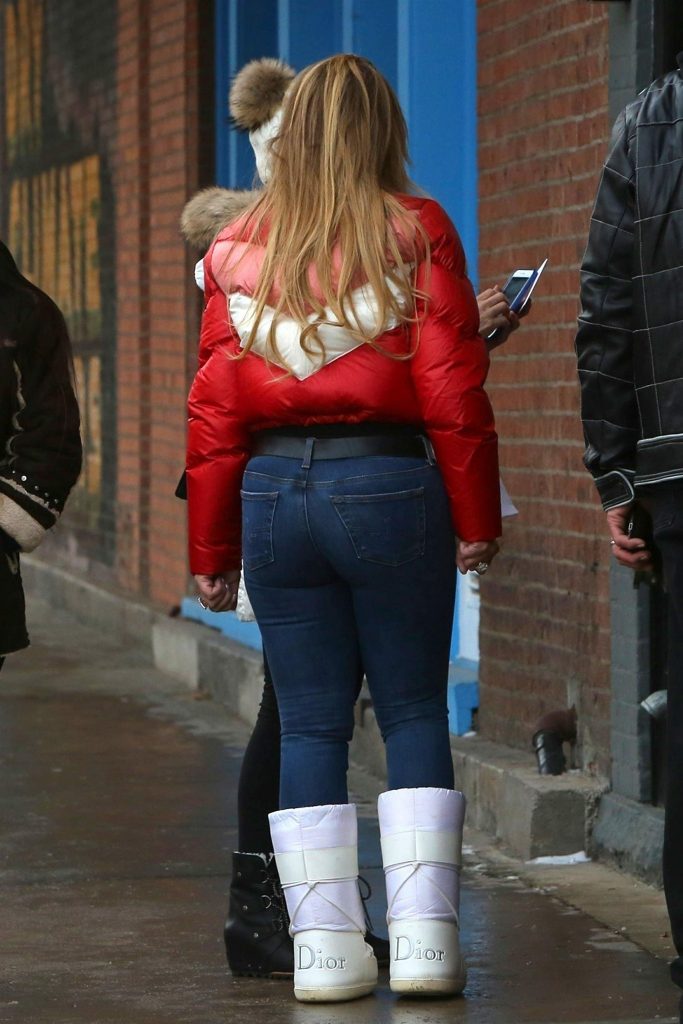 Mariah Carey thick thighs in her jeans in Aspen