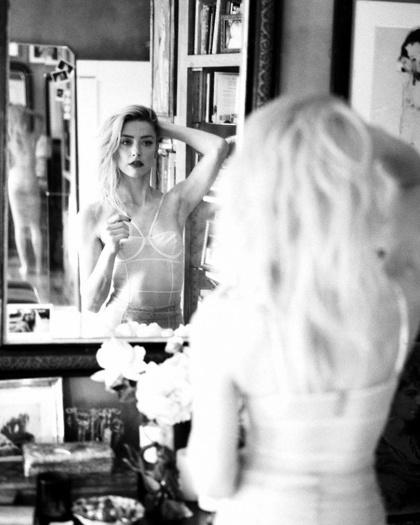 Amber Heard in a white bra in a mirror