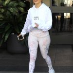 Jennifer Lopez in tight leggings and a white hoodie