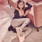 Selena Gomez shows her ass off in tight grey leggings