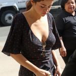 Selena Gomez Tits no Bra low top