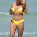 Amber Turner fat cameltoe in a yellow bikini