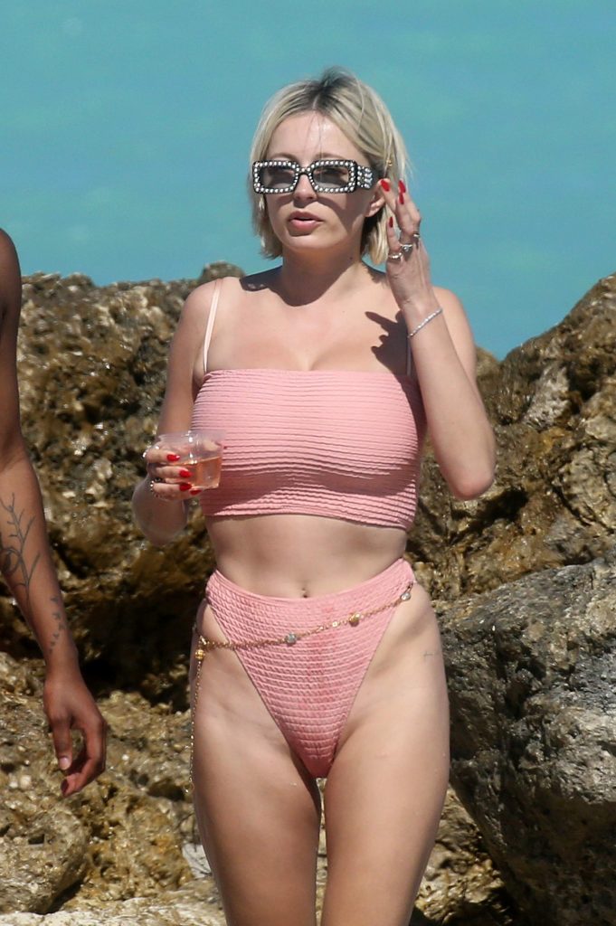 Caroline Vreeland big tits pink tube top