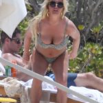 Jessica Simpson Big Tits and Fat ASs in a Bikini on Vacation