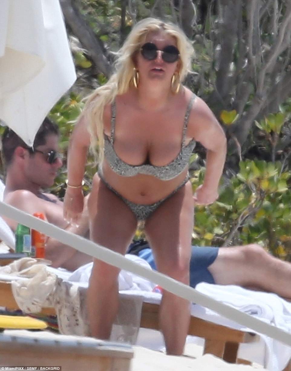 Jessica Simpson Big Tits And Fat Ass In A Bikini On Vacation