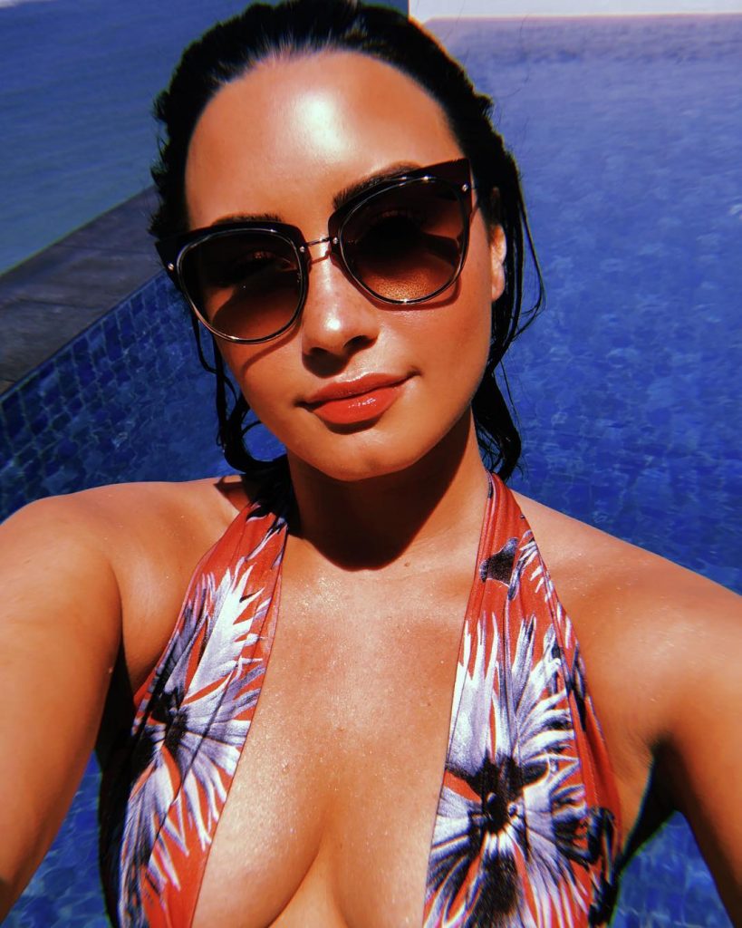 Demi Lovato Tits in a Swimsuit