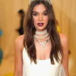 hailee steinfeld Tits in a white dress with a high slit at the MET