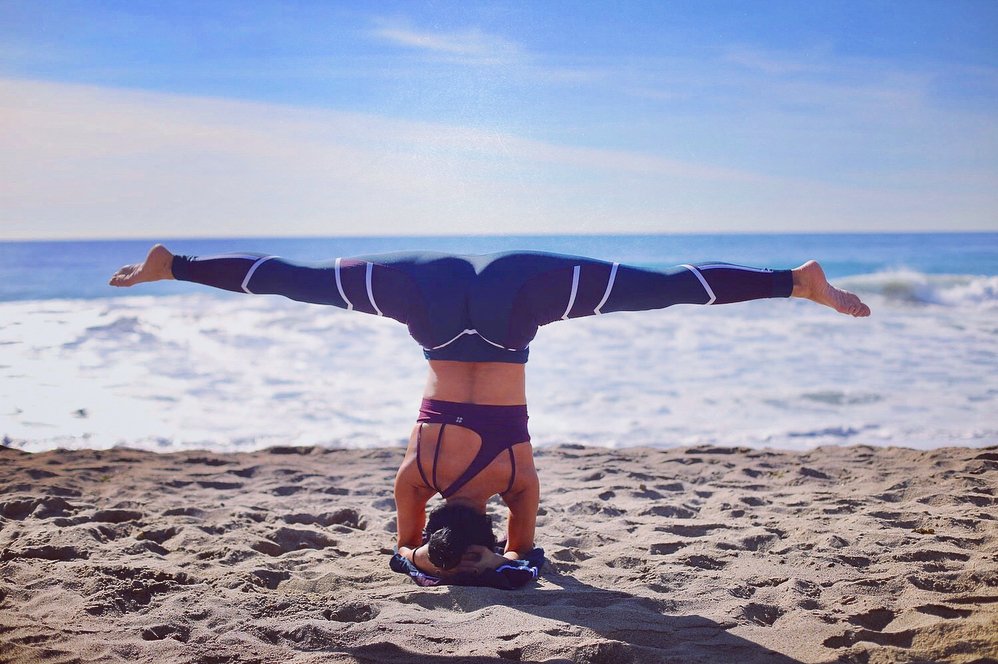 nicole scherzinger yoga in tight leggings on the beach
