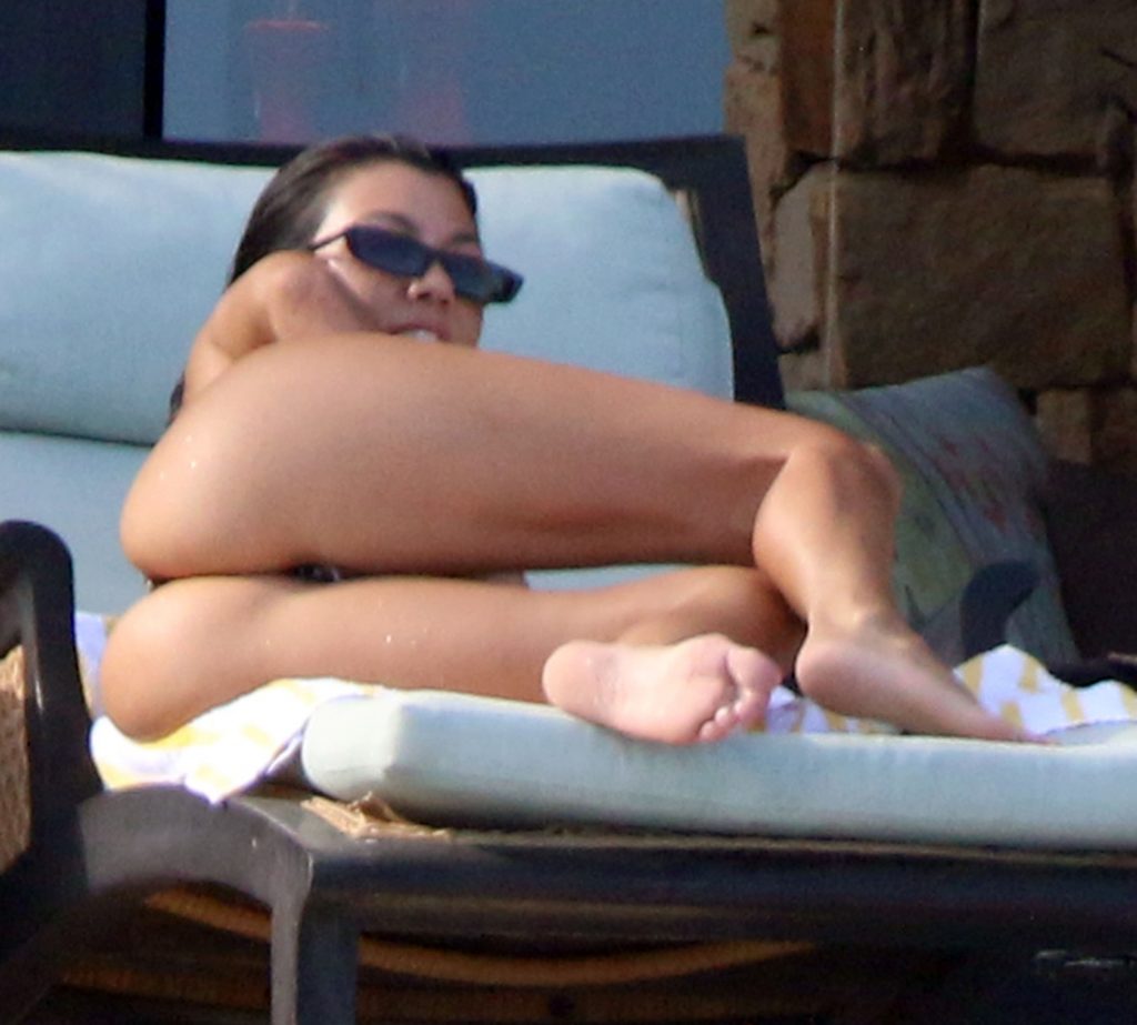 Kourtney Kardashian Spread Ass in a Bikini