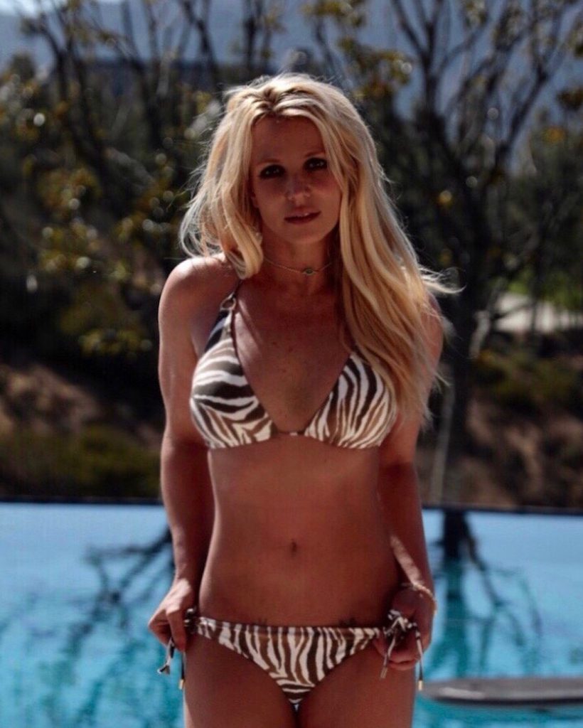Britney Spears Big Tits Tight Abs Sexy in a Bikini