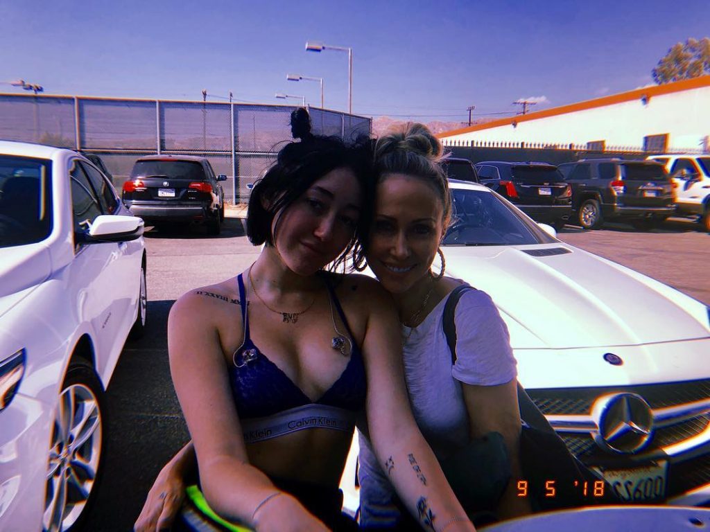 Noah Cyrus Tits Out in a Bra with Trish Cyrus not Lil Xan