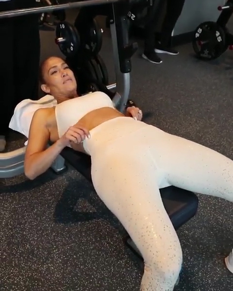 Jennifer Lopez Shows Off Booty in Yoga Pants