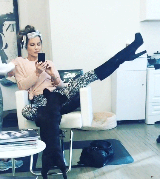 Kate Beckinsale Legs Spread Weirdness
