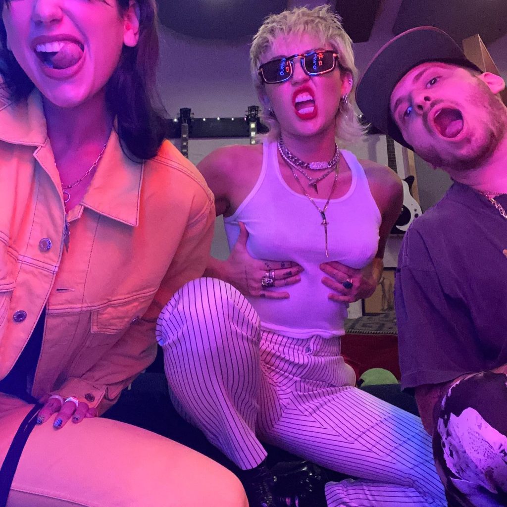 Miley Cyrus Titty Grab Dua Lipa 4