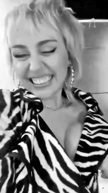 Miley Cyrus Tit